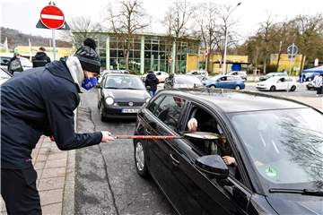 Autogrammstunde unter Einhaltung der Hygienevorschriften: Roosters-Spieler Taro Jentzsch beim „Drive an Collect“ am Sonntagnachmittag.