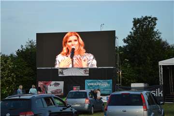 Autokino-Konzert in traumhafter Kulisse. Im Nordlippe-Park war Schlager-Double Caro mit den größten Songs von Helene Fischer zu hören.