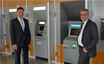 Automaten sind nach Ansicht der Volksbank-Vorstände Karsten Rethmeier (l.) nund Christoph Speikamp wichtig,  doch noch wichtiger sei  der Kontakt zu den Kunden. Deswegen bleiben die drei Geschäftsstellen auch erhalten.