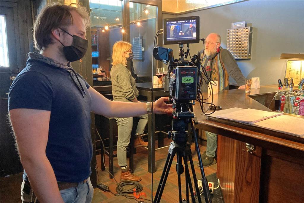 Lüner bringt Zeitreise ins Kino: Buch „Die erste Bahn“ wird verfilmt Autor Markus Veith (r.) unterhält sich mit Nicole Ellrichmann, während Gero Brötz die Kamera ausrichtet.