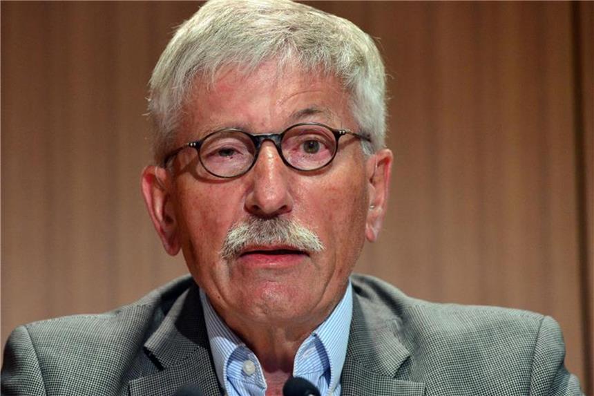 Verlag will neues Buch von Sarrazin nicht herausgeben Autor Thilo Sarrazin bei der Vorstellung seines Buches „Merkel: Eine kritische Bilanz“. Sein Verlag Random Haus will sein neuestes Buch nicht herausgeben. Foto: Maurizio Gambarini