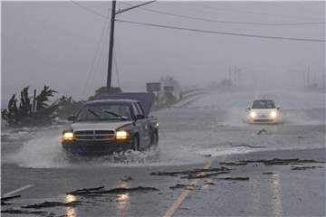 Autos auf dem überfluteten Highway 24 im US-Bundesstaat North Carolina. Foto: Tom Copeland/AP