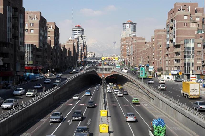 Deutsche Wirtschaft hofft auf Schutz für Iran-Geschäfte Autos fahren auf einer Stadtautobahn in der iranischen Hauptstadt Teheran. Deutschland ist einer der wichtigsten europäischen Handelspartner Irans. Foto: Abedin Taherkenareh/EPA/Archiv