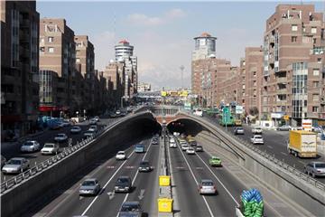 Autos fahren auf einer Stadtautobahn in der iranischen Hauptstadt Teheran. Deutschland ist einer der wichtigsten europäischen Handelspartner Irans. Foto: Abedin Taherkenareh/EPA/Archiv