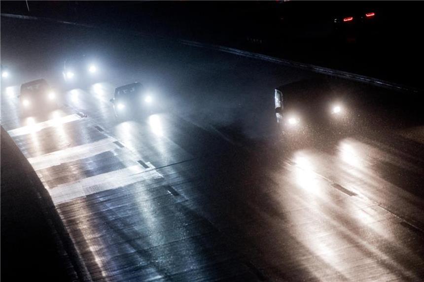 Wachsender Druck auf Autobauer für Diesel-Nachbesserungen Autos fahren bei schlechten Sichtverhältnisse in der Dämmerung über die Autobahn. Foto: Julian Stratenschulte/Symbolbild