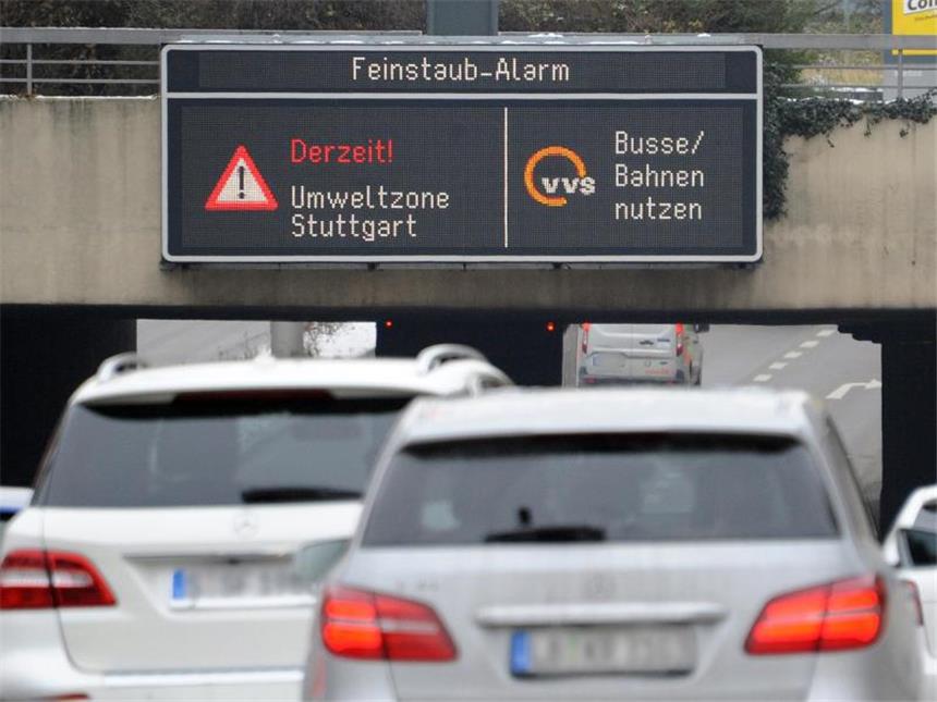 Autos fahren in Stuttgart durch die Innenstadt unter einer Anzeige "Feinstaub Alarm". Bundesweit gibt es rund 45 Millionen Fahrzeuge. Foto: Bernd Weissbrod