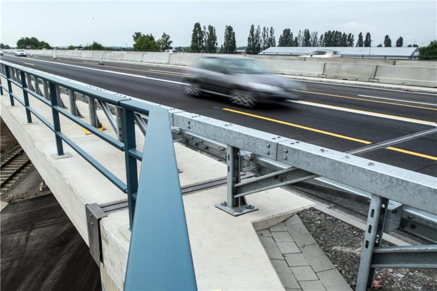Autos fahren über die neue Brücke bei Dormagen. Foto: Federico Gambarini