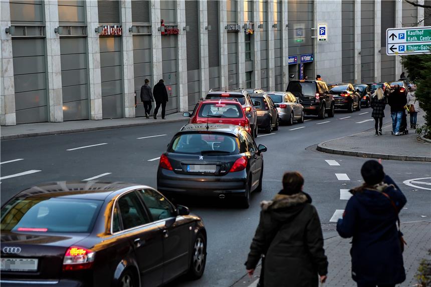 Zu Fuß läuft‘s im Dortmunder Straßenverkehr am besten Autos gegen Fußgänger – oder umgekehrt. Der Blick auf den Straßenverkehr fällt je nach Perspektive sehr unterschiedlich aus.