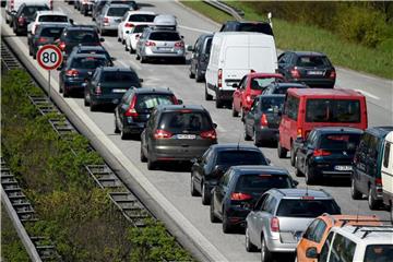 Autos stauen im Stau. Foto: Carsten Rehder/Archiv