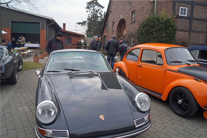 Autokino auf Hof Schulze Blasum findet nicht statt - zumindest nicht in 2020 Autos stehen beim Oldtimertreffen 2018 auf dem Hof Schulze Blasum nebeneinander. So ähnlich könnte es bei einem Autokino auf dem Hof in Stockum aussehen.
