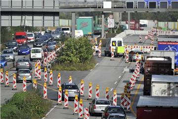 Autos stehen in einer Baustelle auf einer Autobahn im Stau. Foto: Marius Becker/Archiv