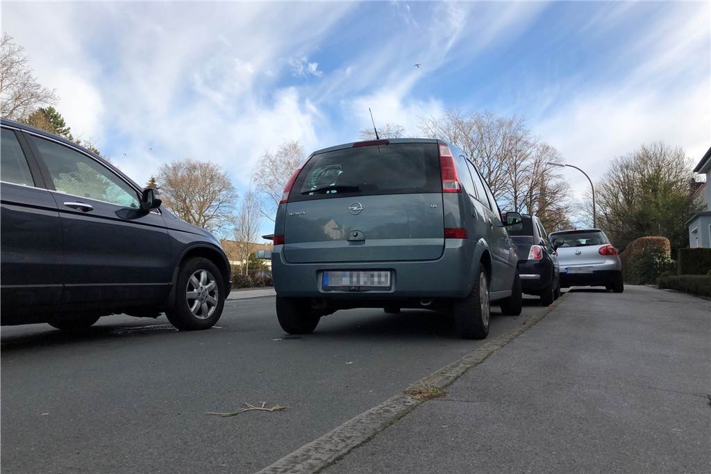 Die Möglichkeit für Tempo 30 auf der Wellinghofer Amtsstraße ist da Autos stehen mal so und mal so. Wer auf der Wellinghofer Amtsstraße fährt, muss besonders vorsichtig sein.