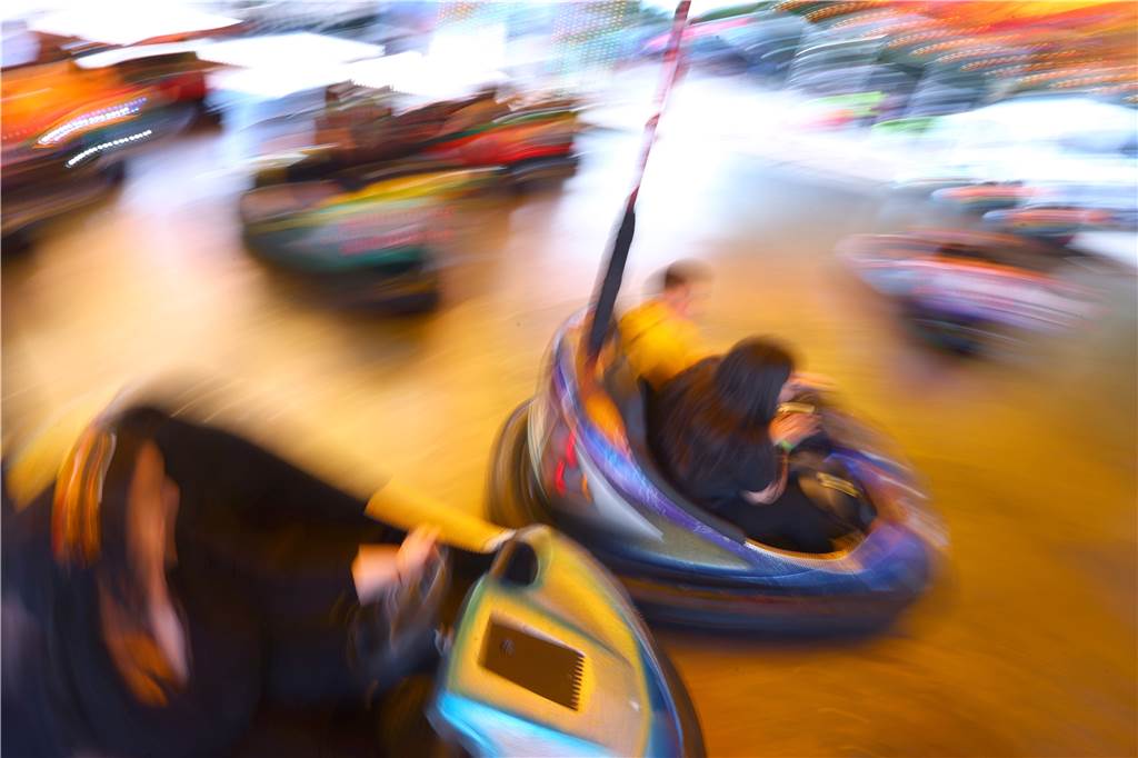Allerheiligenkirmes Soest 2022: Attraktionen, Öffnungszeiten und Anfahrt zum Volksfest in NRW Jugendliche fahren auf dem Festplatz des Welfenfestes in einem Autoscooter (Unschärfe durch lange Belichtungszeit)