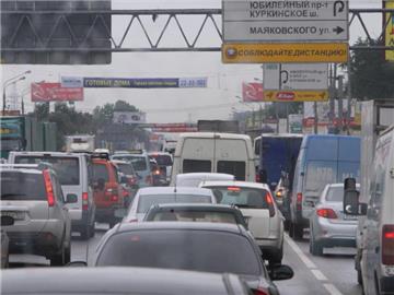 Autoverkehr in Moskau: Autobauer in Russland erwarten 2015 einen Absatzrückgang von 24 Prozent. Foto: Karl-Josef Hildenbrand