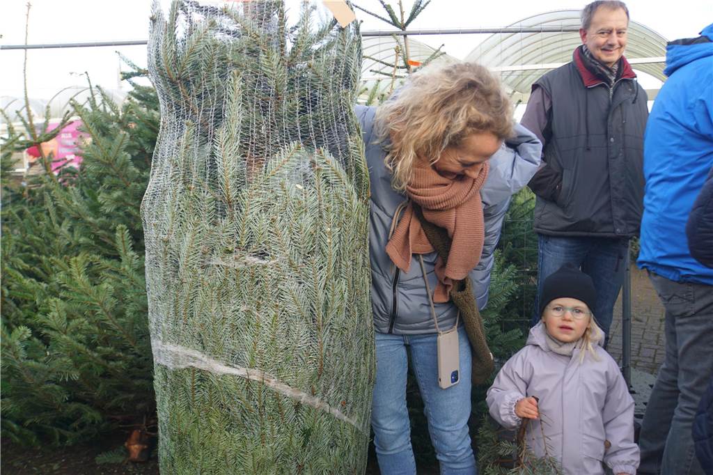 Ava, 3 Jahre, hatte sich noch einen Zweig Tannengrün ausgesucht