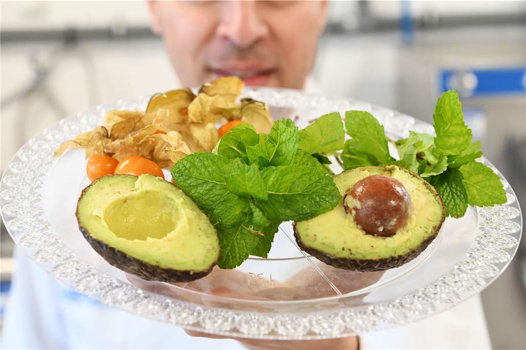 Veganes Essen macht schlapp und ist teuer - Vorurteile auf dem Prüfstand Avocados auf einem Teller angerichtet