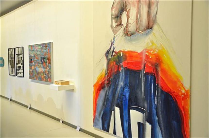 Rund 300 Kunstwerke stellen Konsum in den Fokus Axel Brandts Gemälde „Aldi“ ist eines der größten Exponate, auf das die Besucher gleich zu Beginn der Ausstellung in der Ludwiggalerie in Oberhausen stoßen.