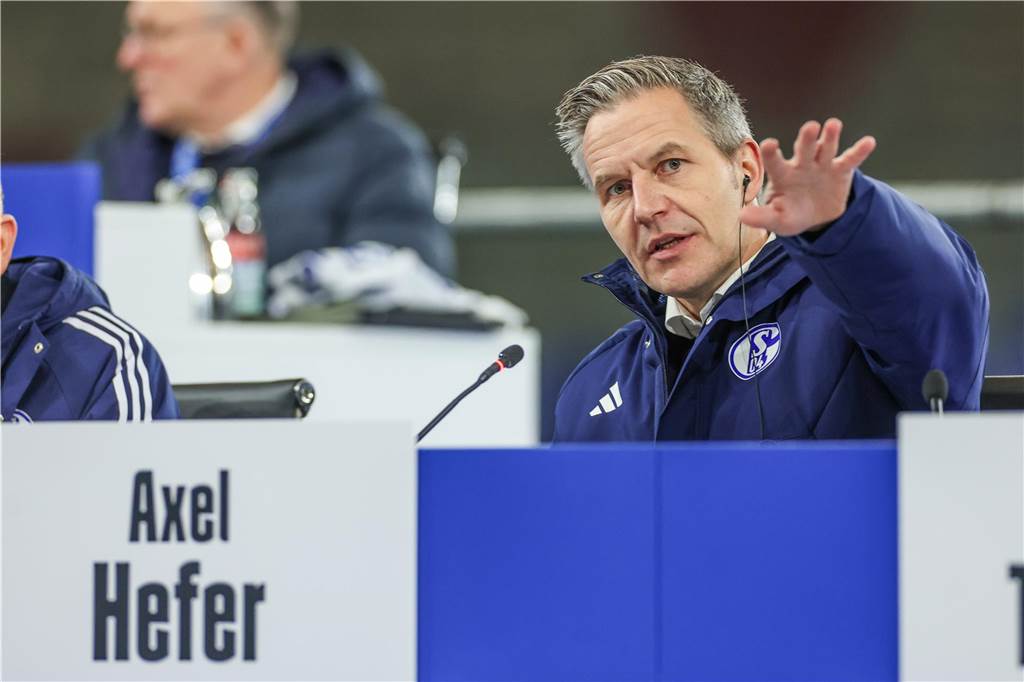 Krisengespräche über die Schalker Trainerfrage: Axel Hefer spielt in der Trainerfrage eine wesentliche Rolle.