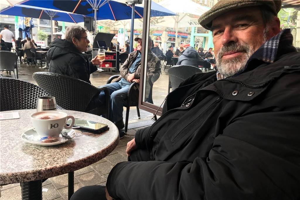 Alter Markt wieder geöffnet – Gastronom: „Es war sensationell“ Axel Mosler genießt Cappuccino und den Blick über den Alten Markt.