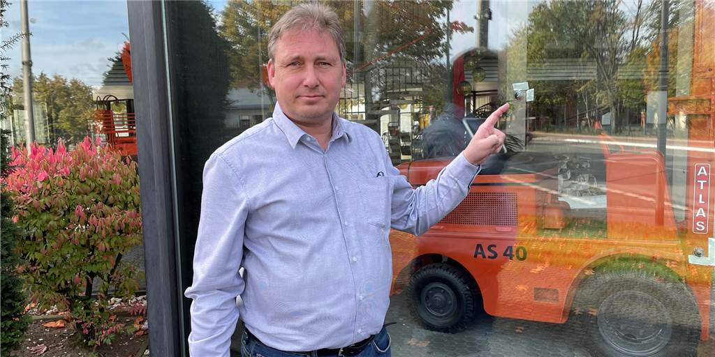 Gebäude 24 Mal mit Murmeln beschossen: Werner Firma hat eine Bitte an Bürger Axel Pattberg zeigt auf die Beschädigung einer Glasscheibe