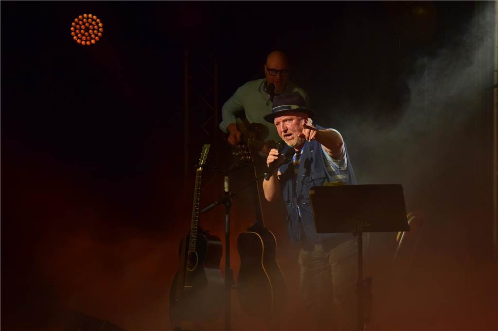 Konzerthighlight: Tosender Applaus für Axel Prahl und sein Inselorchester Axel Prahl begeisterte mit seinem Inselorchester zahlreiche Besucher.