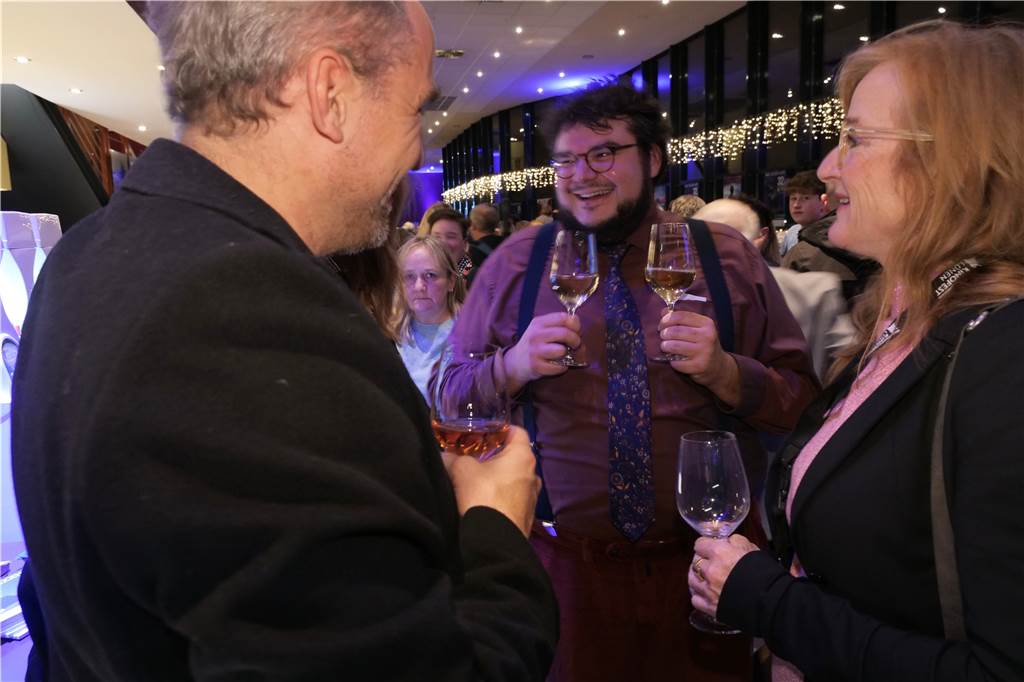 Regisseur Axel Ranisch Oma Ruth (100) lässt Lünen herzlich grüßen Axel Ranisch stieß auf eine gelungene Eröffnung mit Schauspielerin Nina Petri an.