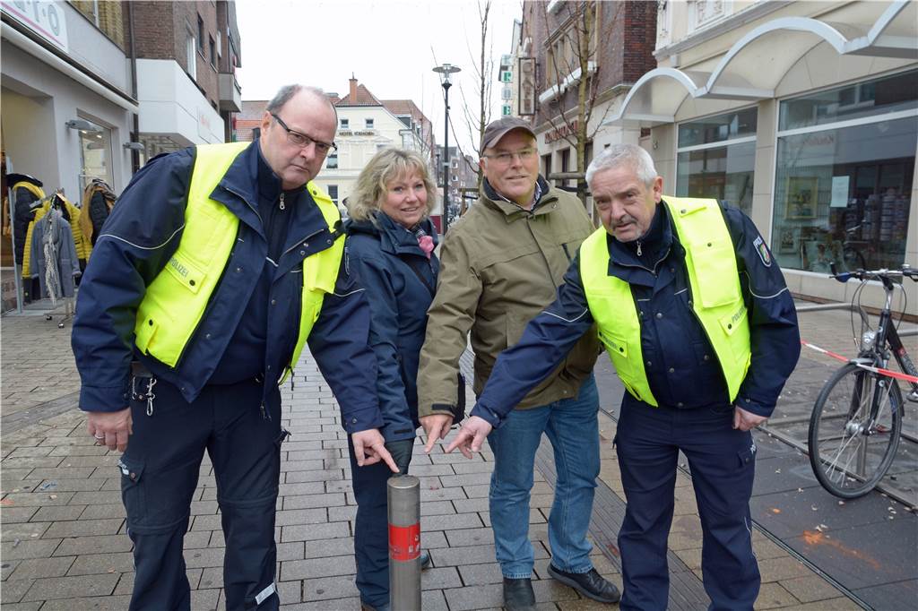 Poller in Fußgängerzone bringt nichts: Dreiste Autofahrer drängen sich an Begrenzung vorbei Axel Scheunemann (l.) und Thomas Stephan von der Polizei sowie Isabella Leiten-Neves und Jürgen Menke vom Ordnungsamt zeigen auf den Poller am Markt, der seit zwei Wochen nun fast immer hochgestellt ist.