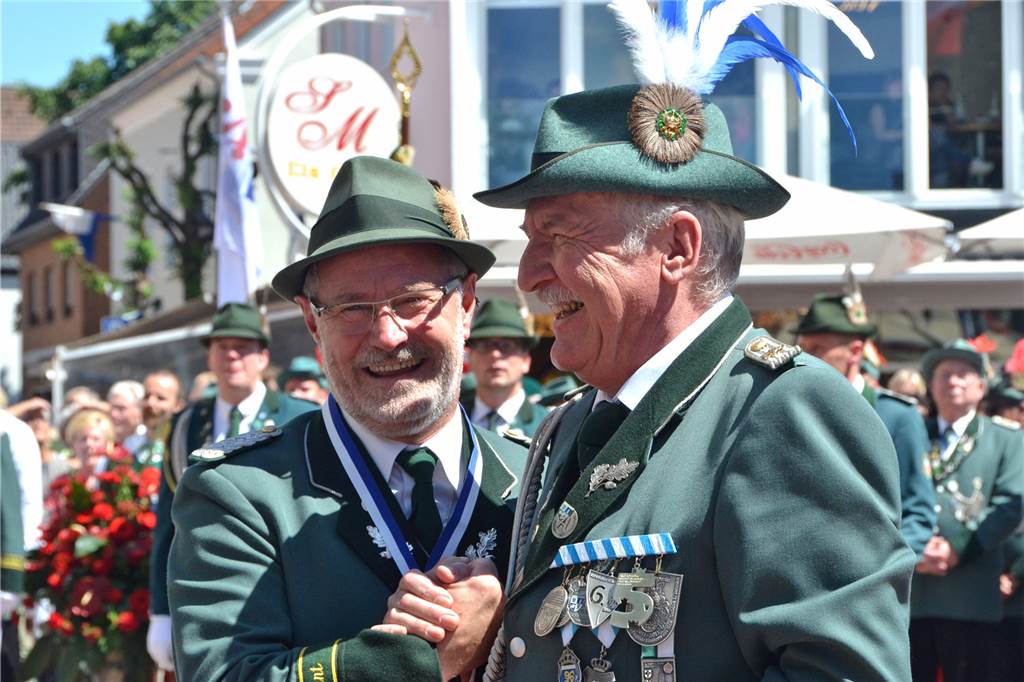 „Zwei blaue Augen“ nach Schützenfest: Halterner Schützengilde erhöht den Mitgliedsbeitrag Axel Schmäing (l.) - hier mit Manfred Schiwek- ist Präsident der Halterner Schützengilde.