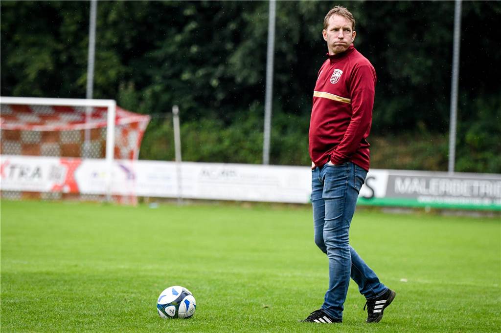 Axel Schmeing steht auf dem Fußballplatz.