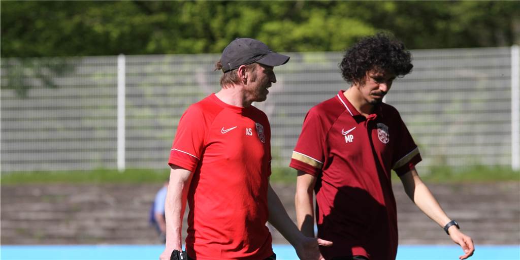 Vor dem Test des Lüner SV gegen Borussia Dortmund: Axel Schmeing kann mit BVB-Erfahrung punkten Axel Schmeing (l.) will gegen Borussia Dortmund nicht zweistellig verlieren.