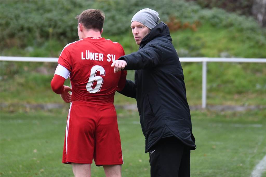 Zwischen Aufstiegsambition und Abschiedsplänen Axel Schmeing gibt Matthias Drees Anweisungen am Spielfeldrand.