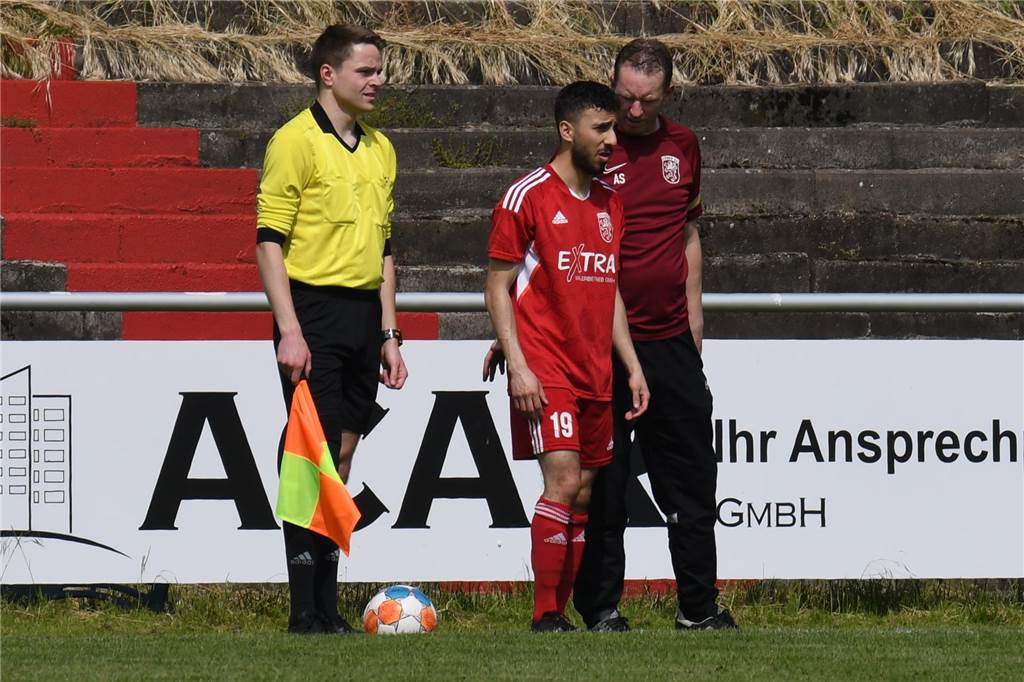 Lüner SV gewinnt letztes Heimspiel Axel Schmeing steht neben Berdan Aydin und gibt ihm letzte Anweisungen vor der Einwechslung.