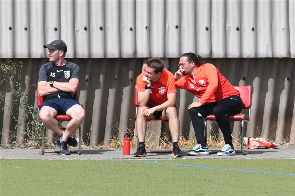 Keine Effizienz beim Lüner SV Axel Schmeing, Florian Bartel und Simon Erling sitzen am Spielfeldrand.
