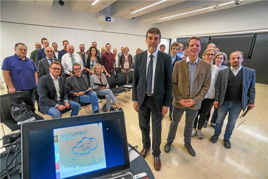 Vielseitiger Gutschein Axel Schroeder (Mitte) sprach am Montag mit den teilnehmenden Partnern des „Querschenker“-Gutscheins. Foto. Schütze