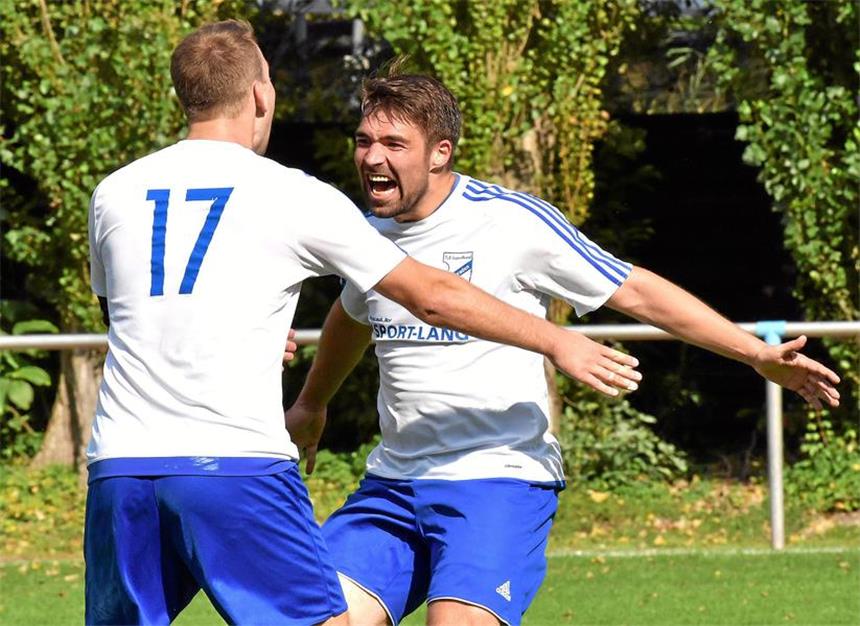 Niederaden besiegt Langschede - Die Ergebnisse Axel Schulze Beckinghausen (r.) jubelt mit Dominik Hans über den Niederadener Treffer zum 2:0.