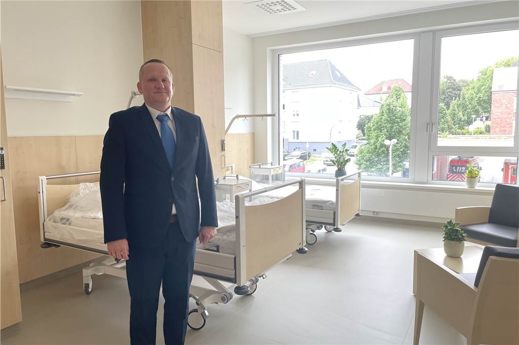 Exklusiv: Pflegedienstdirektor führt durch Dortmunder Krankenhaus-Neubau Axel Westermann im großzügigen Muster-Patientenzimmer: Bodentiefe Fenster und moderne Sitzmöbel lassen einen fast vergessen, dass es sich um ein Krankenhaus-Zimmer handelt.