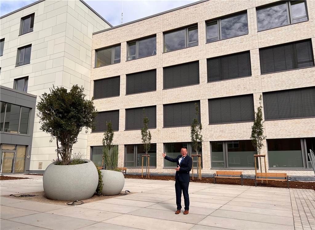 Betroffene zu Bewegungsbad-Schließung: „Für 45 Minuten schmerzfrei“ Zu sehen ist Axel Westermann, Standortleiter des Kirchlinder Krankenhauses, wie er vor dem Neubau des Katholischen Krankenhauses Dortmund-West steht.