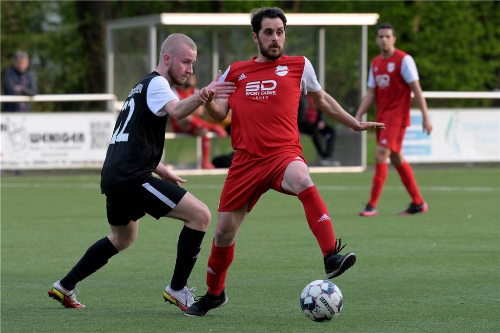 15 Neuzugänge und neues Trainerteam: Dortmunder A-Ligist krempelt Team gewaltig um Ay Yildiz Derne (rote Trikots) bekommt für die kommende Saison ein neues Gesicht.