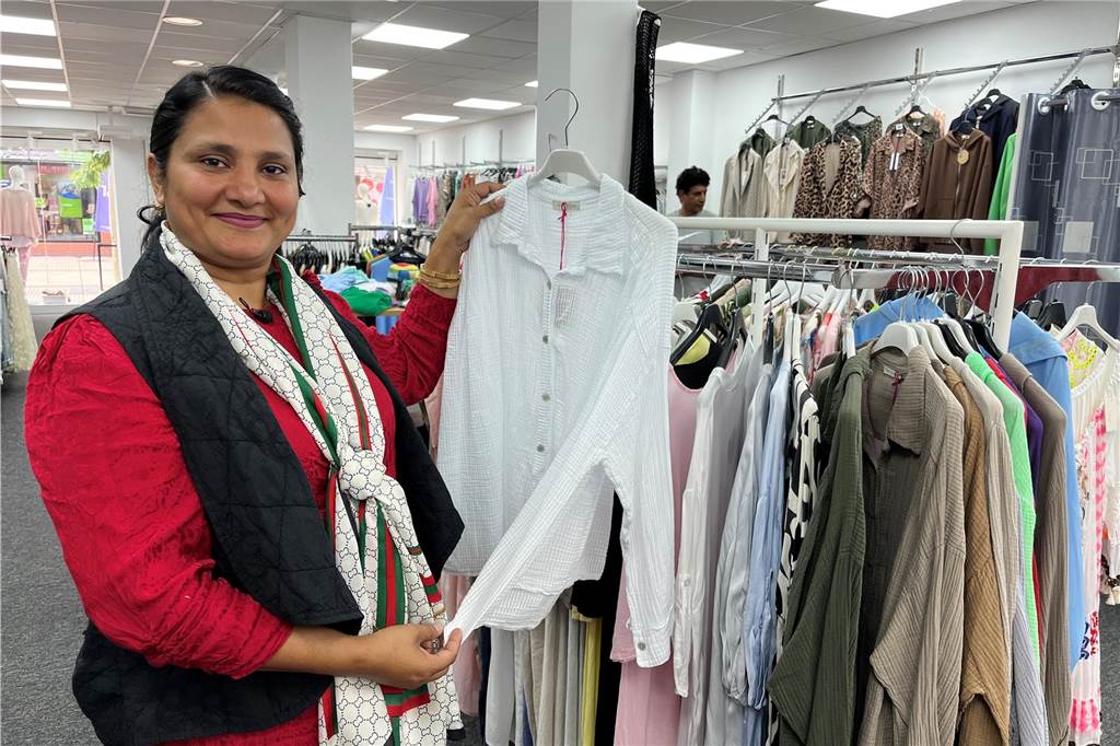 Ayesha Sahi zeigt Damenmode, die in der neu eröffneten Boutique verkauft wird.