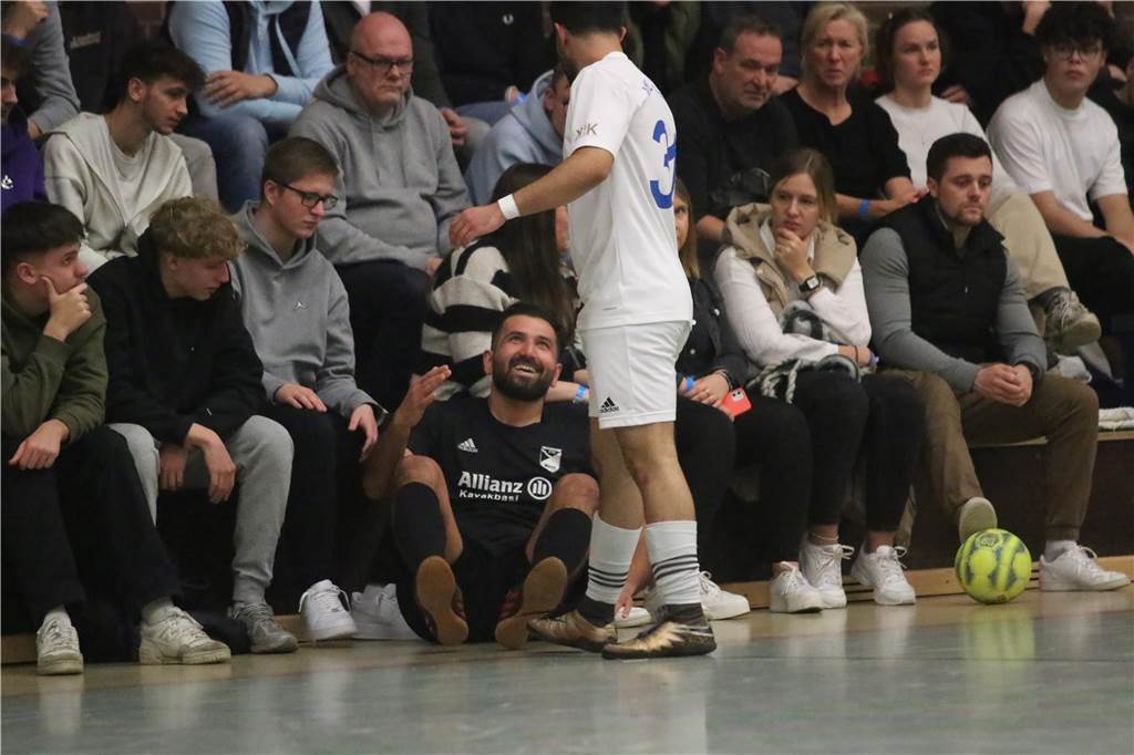 Eintracht Werne überrascht mit Einsätzen beim Davertpokal: Sahin und Kocabas erklären Teilnahme Aykut Kocabas (unten) am Boden. Im Spiel gegen den VfL Senden wurde er gefoult.