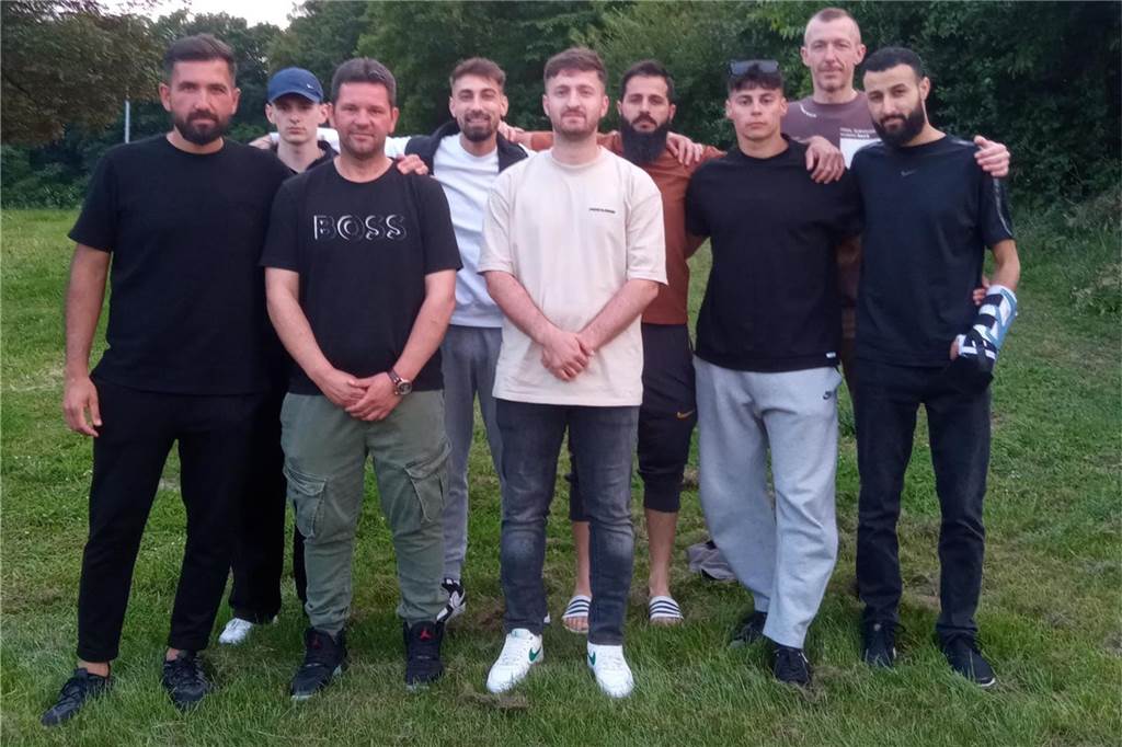 Drei weitere Abgänge bei Eintracht Werne Aykut Kocabas (v.l.) verabschiedete Niklas Gottbehüt (Hammer SC), Mario Martinovic (Alte Herren FC Pelkum), Serkan Adas (SVF Herringen), Sami Schebab (Hammer SC), First Isikli (Karriereeende), Ibrahim Akalin (ASK Ahlen), Daniel Rafalski (Alte Herren Eintracht Werne) Ibrahim Sadouni (Yunus Emre HSV).