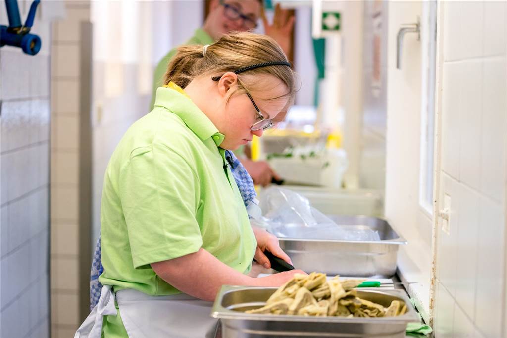 „Zum Schwarzwälder Hirsch“: Ayla-Marie Harpering kocht bei Vox mit Tim Mälzer Ayla-Marie Harpering (17) wünscht sich, in Zukunft dauerhaft in einem Kindergarten arbeiten zu können. Dahin ist der Weg aber noch lang. In der Vox-Doku war sie unter anderem als Küchenchefin im Einsatz.