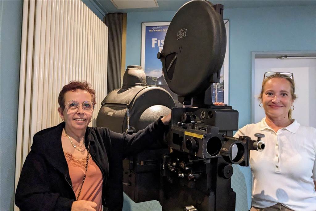 Central-Kino hat nun die modernste Technik in der Region Ayla Öztürk und Laura di Betta, die beiden Leiterinnen des Central-Kinos in Dorsten, mit einem ganz alten „Projektor-Schätzchen".