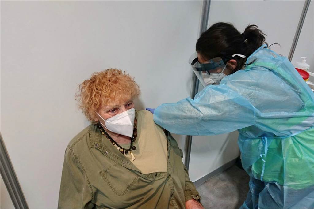 „Ich habe fast nichts gespürt“: Dorstenerin (90) eröffnet Impfzentrum Ayse Spicker aus Rhade gab Brigitte Wiers die erste Impfung gegen das Coronavirus.