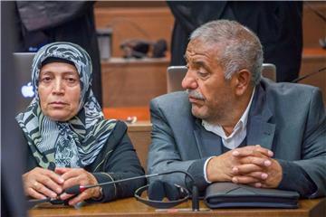 Ayse Yozgat und Ismail Yozkat, Eltern eines der NSU-Mordopfers, verfolgen die Urteilsverkündung in München. Foto: Peter Kneffel