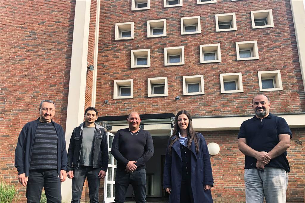 Adil Tamouh: „Öffentlichen Muezzin-Ruf in Castrop-Rauxel brauchen wir nicht“ Aysel Cetin und der Vorstand der Moscheegemeinde aus Ickern vor der ehemaligen Neuapostolischen Kirche. Hierhin wollen sie umziehen.