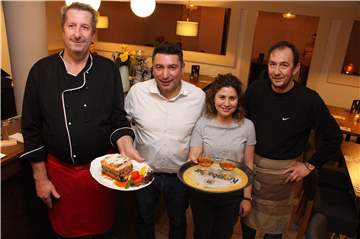 Aysen Zois (35) und ihr Mann Giorgios Zois (51) habe Mitte August das Restaurant an der Schloßstraße eröffnet. Georgios Salmadalis (l.) und Tony Tasios (r.) bereiten das Essen zu.