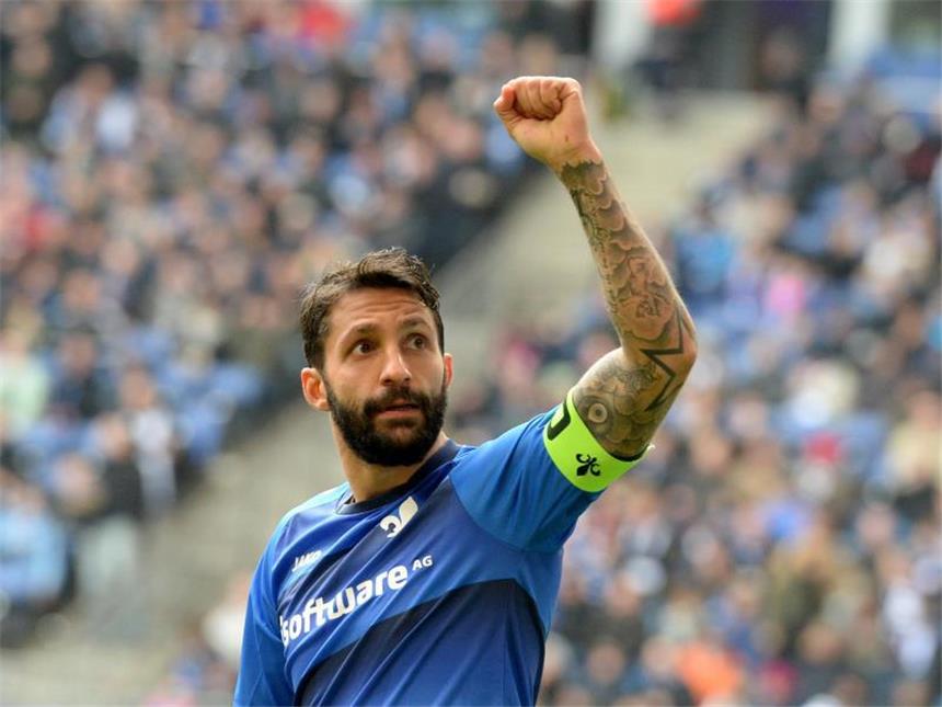 Darmstadt 98 verlängert drei Verträge - Kapitän Sulu bleibt Aytac Sulu hat seinen Vertrag in Darmstadt bis 2019 verlängert. Foto: Daniel Reinhardt