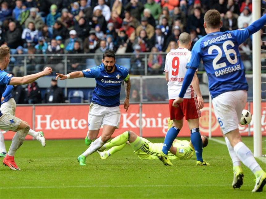 Darmstadt wendet Abstieg nochmals ab - 2:1 beim Hamburger SV Aytac Sulu (M) schoss das 1:0 für Darmstadt gegen den HSV. Foto: Daniel Reinhardt