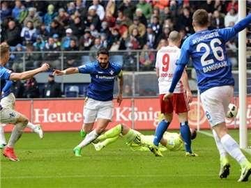Aytac Sulu (M) schoss das 1:0 für Darmstadt gegen den HSV. Foto: Daniel Reinhardt